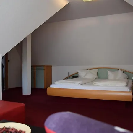 Roter Loewe 3*