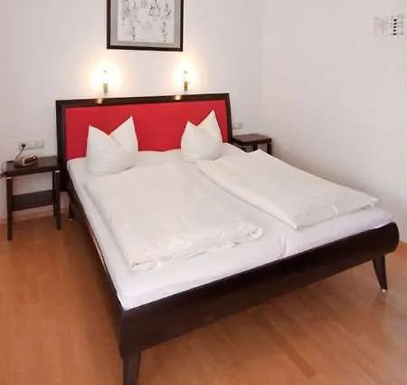 Roter Loewe 3*