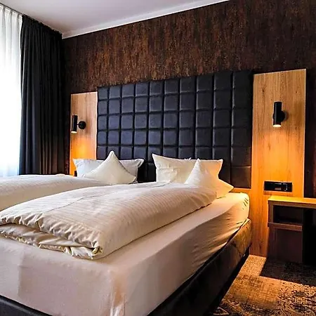 Roter Loewe 3*